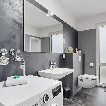 Stilvolle Stadtoase, 116 Qm, Parkblick, Wassernah, Parkplatz